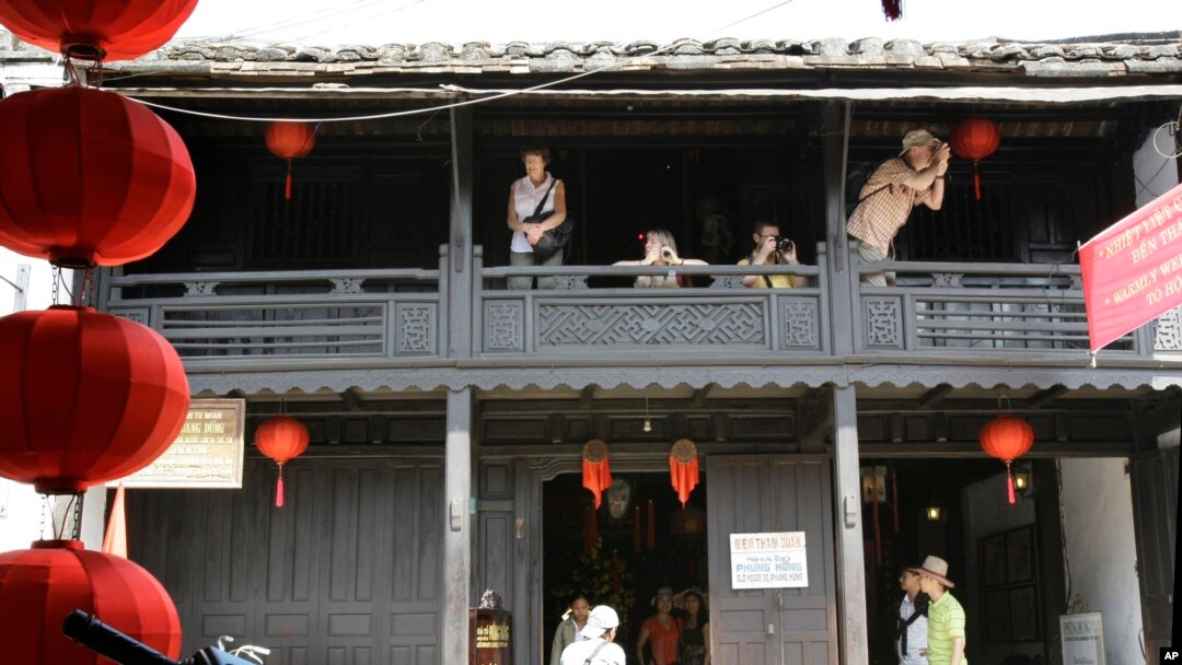 Du khách chụp hình tại Nhà cổ Phùng Hưng ở Hội An.