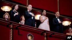 El presidente Barack Obama, derecha, junto a la Primera Dama, el actor Tom Hanks y la comediante Lily Tomlin durante la 37 premiación anual del Kennedy Center.