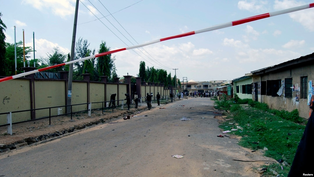 Petugas keamanan mengamankan lokasi bom bunuh diri di Kano, Nigeria (28/7). 