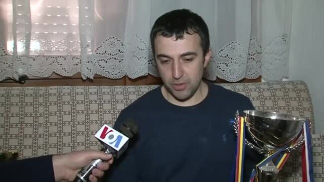 Охриѓанец тренира канаринци за натпревари во пеење