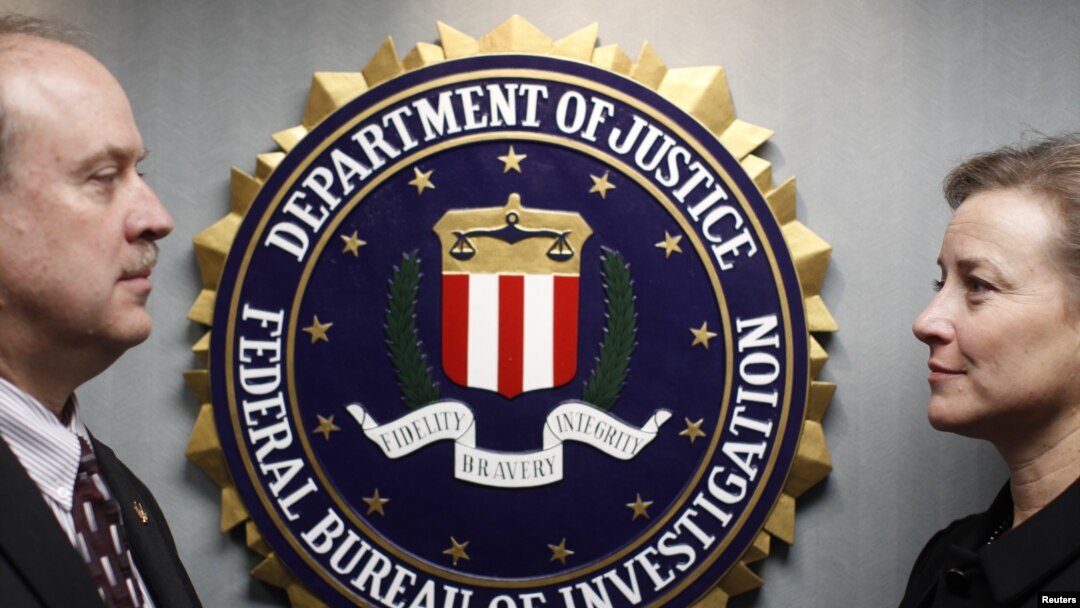 Dua orang petugas senior FBI berpose di depan kantor mereka di Quantico, Virginia (Foto: dok). 