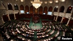 Plusieurs femmes ont manifesté le 13 novembre 2019 devant le Parlement tunisien pour contester la présence d'un député accusé de harcèlement sexuel.