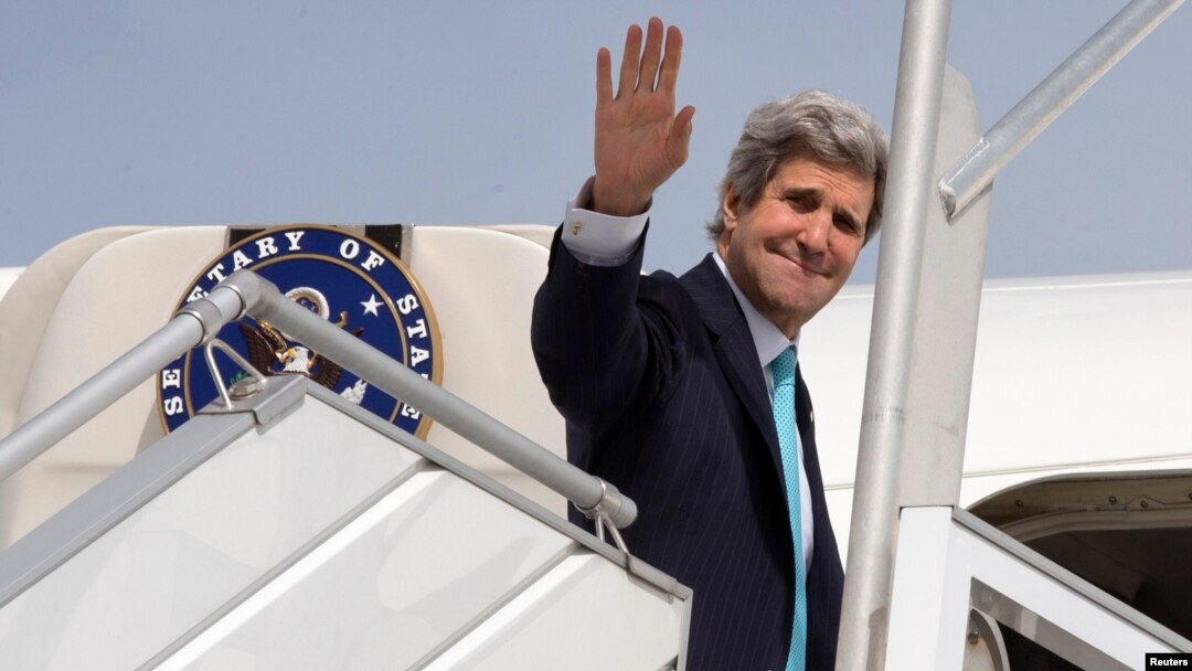 Menlu AS John Kerry melambaikan tangannya sebelum meninggalkan Paris dan bertolak menuju Israel untuk mengupayakan kelangsungan perjanjian damai dengan Palestina (31/3)