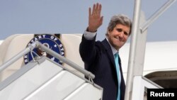 Menlu AS John Kerry melambaikan tangannya sebelum meninggalkan Paris dan bertolak menuju Israel untuk mengupayakan kelangsungan perjanjian damai dengan Palestina (31/3)