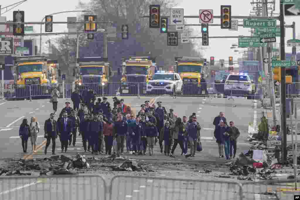 Pennsylvania Gov. Josh Shapiro, Philadelphia Mayor Cherelle Parker and different   officials presumption    the aftermath of a fatal tiny  level   crashed successful  Philadelphia.