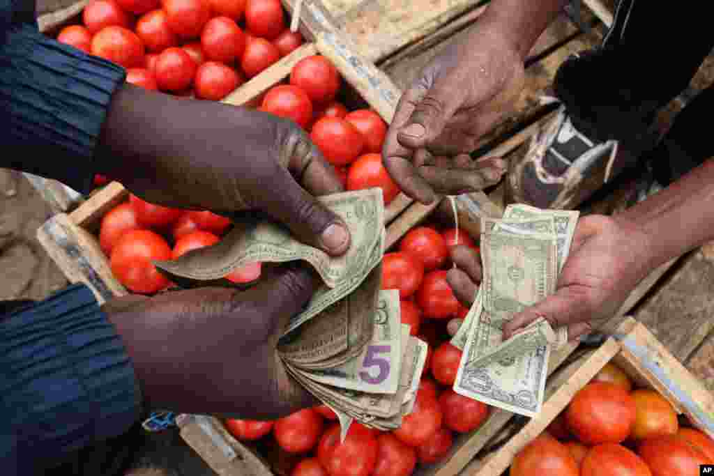 ZIMBABWE: A high percentage of fresh vegetables are damaged in packaging for overland transit. A vendor sells tomatoes at Harare&#39;s largest produce market, Mbare Musika on Friday, Oct. 11, 2013.&nbsp;