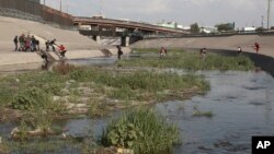 ຄອບ​ຄົວ​ຂອງ​ຄົນ​ເຂົ້າ​ເມືອງ​ພາ​ກັນ​ຂ້າມ​ແມ່​ນ້ຳ Rio Grande ຢ່າງ​ຜິດ​ກົດ​ໝາຍຢູ່​ໃກ້​ກັບຂົວສາ​ກົນ Paso del Norte ເພື່ອເຂົ້າ​ມາ​ໃນ ສ​ຫລ ແລະໄປ​ມອບ​ຕົວໃຫ້​ແກ່​ເຈົ້າ​ໜ້າ​ທີ່ ແລະຂໍ​ລີ້​ໄພ ຢູ່ໃກ້​ກັບ​ເມືອງ El Paso, ລັດ​ເທັກ​ຊັ​ສ ໃນ​ວັນ​ທີ 31 ພຶດ​ສະ​ພາ, 2019