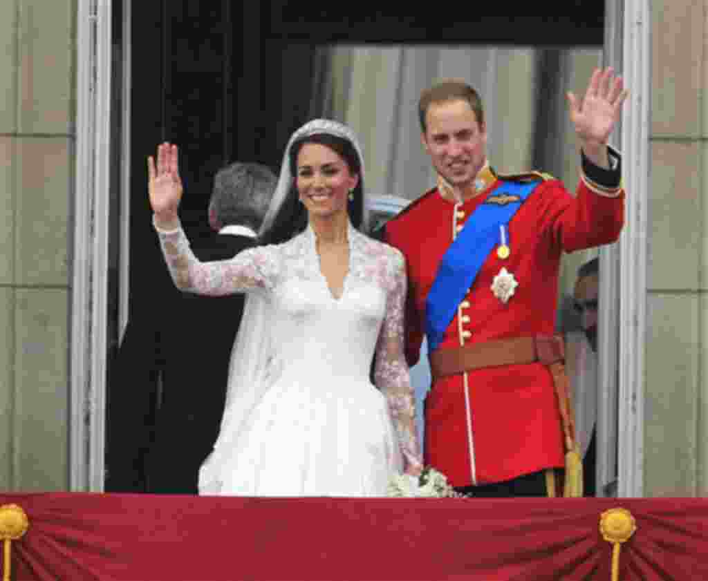 Britain's Prince William and his wife Kate, Duchess of Cambridge wave from the balcony of Buckingham Palace after the Royal Wedding in London Friday, April, 29, 2011. (AP Photo/Matt Dunham)