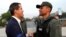 Lãnh đạo phe đối lập Venezuela Juan Guaido, người được nhiều quốc gia công nhận là lãnh đạo lâm thời hợp pháp của đất nước, bắt tay với một giới chức quân sự gần căn cứ không quân Generalisimo Francisco de Miranda "La Carlota", ở Venezuela, ngày 30/4/019. 