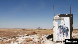 Slika Basela Al-Asada, brata sirijskog predsednika, na ulazu u vojni aerodrom Minig koji su zauzeli pobunjenici. 8. avgusta 2013.