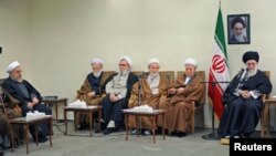 Shugaban addini na Iran Ayatollahi Khameni yake ganawa da wasu jami'an kasar.