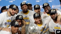 Para pemain klub Golden State Warriors merayakan kemenangan sebagai juara Western Conference setelah mengalahkan San Antonio Spurs dengan 4-0, 22 Mei 2017 lalu (foto: dok). 
