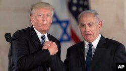 Presiden AS Donald Trump dan PM Israel Benjamin Netanyahu berjabat tangan dalam pertemuan di Yerusalem, Selasa (23/5).