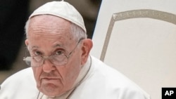 El papa Francisco participa en una audiencia en un salón del Vaticano el pasado 23 de agosto de 2023. El pontífice se refirió brevemente al conflicto territorial por el Esequibo este lunes.