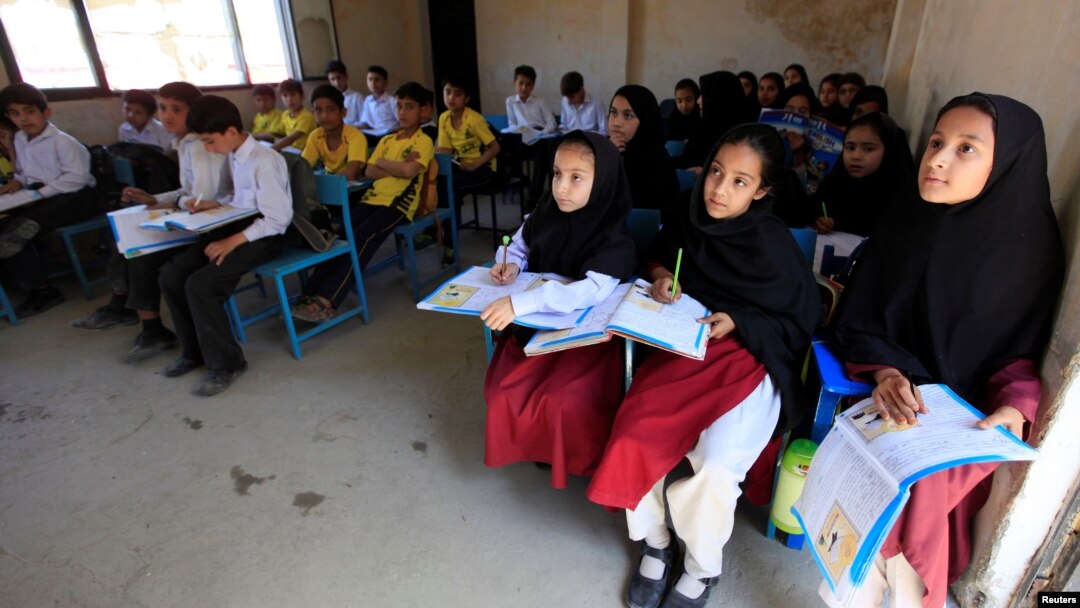 Anak-anak Pakistan belajar di sebuah sekolah (foto: ilustrasi). Para penyerang membakar habis sedikitnya 12 sekolah di distrik Diamer di Gilgit-Baltistan. 