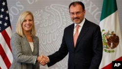 Menteri Keamanan Dalam Negeri AS Kirstjen Nielsen (kiri) berjabat tangan dengan Menlu Meksiko Luis Videgaray (foto: dok). 