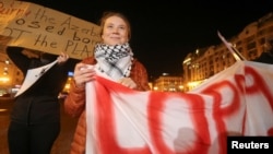 Mwanamazingira Greta Thunberg ashirki katika mgomo huko Georgia Novemba 11, 2024. Picha na REUTERS/Irakli Gedenidz