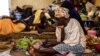 Des femmes assises sur des mousses étalées sur le pavement de l'hôpital pour femmes et enfants Maryam Abacha à Sokoto, Nigeria, 29 mai 2018. 