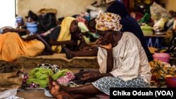 Des femmes assises sur des mousses étalées sur le pavement de l'hôpital pour femmes et enfants Maryam Abacha à Sokoto, Nigeria, 29 mai 2018. 