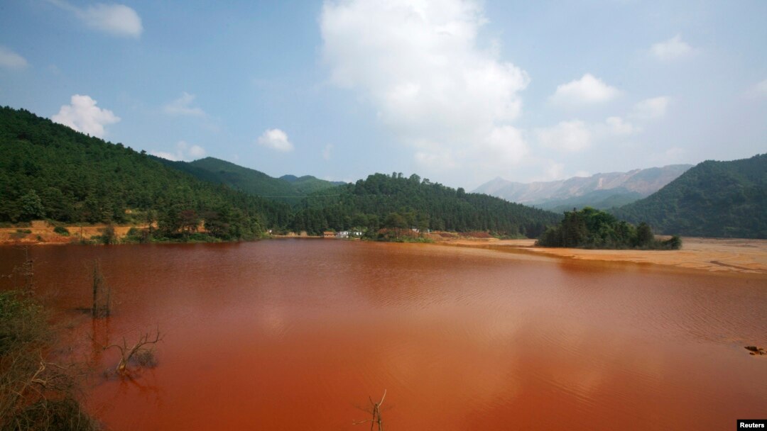 Sebuah danau yang terkontaminasi dan terlihat berwarna merah kecoklatan di provinsi Guangdong (Foto: dok).