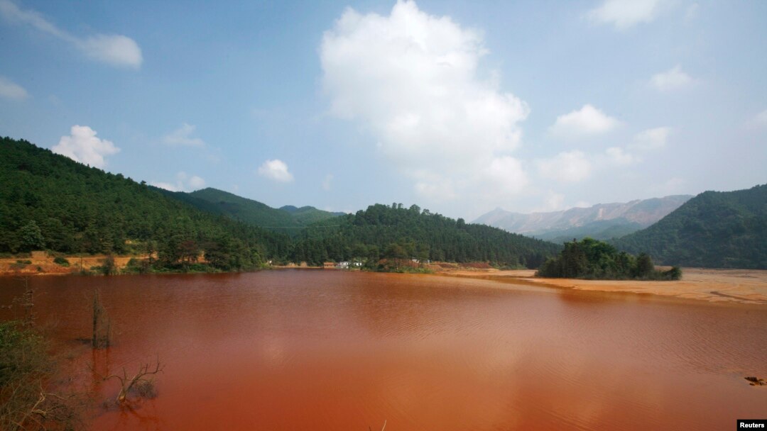 中国广东省北部大宝山附近呈棕红色的受污染湖泊。（资料照）