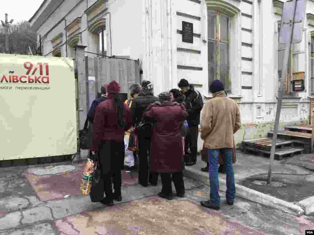 Two years into the conflict, newly displaced people are still arriving daily and applying for assistance at the Florivska 9/11 Center, a refugee assistance facility in Kyiv. (L. Ramirez/VOA)