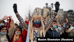 Para pendukung pemimpin oposisi Rusia, Alexei Navalny yang ditahan, berdemonstrasi di Moskow, Rusia, 23 Januari 2021. (Foto: Maxim Shemetov/Reuters)