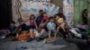 Keluarga Palestina di Gaza berada di alam terbuka dini hari, setelah rumah mereka hancur terkena serangan udara Israel (17/5).