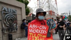 10일 필리핀 케손시티의 ABS-CBN 방송국 본사 앞에서 지지자들의 집회가 열렸다.