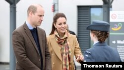 El príncipe William y la duquesa Catherine de Cambridge durante su visita a Kirkwall, Escocia.
