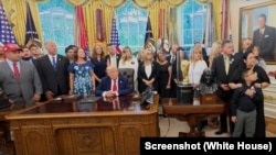 د اعلامیې د لاسلیک کېدو په وخت کې د وژل شویو سرتېرو د کورنۍ غوي هم په سپینې ماڼۍ کې وو.