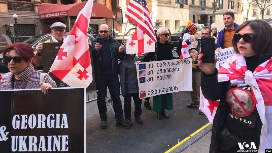 არქივიდან: ქართველი ემიგრანტები ნიუ-იორკში (აშშ) რუსეთის საოკუპაციო ქმედებებს აკონტროლებენ.