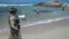Un soldado pide a los turistas que evacuen la playa Mirador antes de la llegada prevista del huracán Beryl, en Tulum, México, el 4 de julio de 2024.