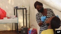 Une femme subit un test de dépistage du COVID-19 à Abuja, au Nigeria, le 29 novembre 2021.