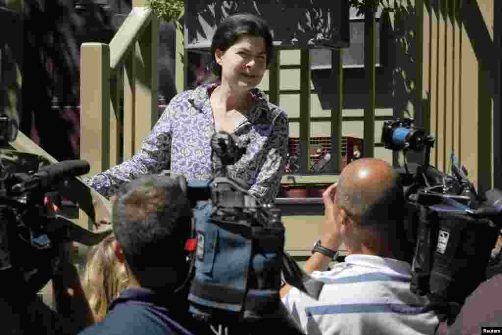 Viva Hardigg, cousin of American journalist Peter Theo Curtis, talks to reporters outside the house of Curtis&#39; mother in Cambridge, Massachusetts, Aug. 25, 2014.