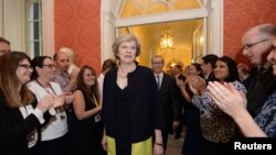 英国新任女首相特雷莎·梅受到政府工作人员的欢迎（2016年7月13日）