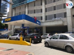 Ciudadanos hacen cola en una gasolinera en el este de Caracas para llenar el tanque de sus autos. Agosto, 2021. Foto: Álvaro Algarra - VOA.