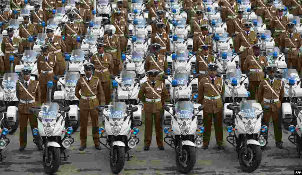 Polisi Sri Lanka berdiri dengan sepeda motor baru mereka di ibukota Kolombo.