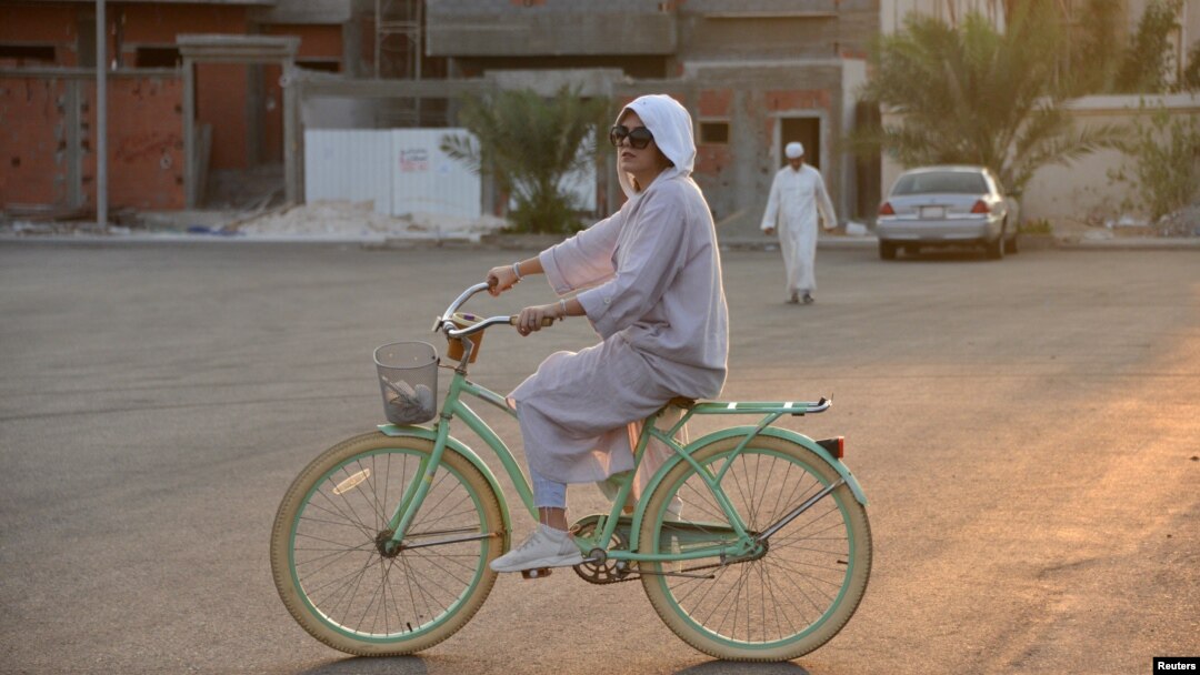 Amirah al-Turkistani, seorang dosen desain grafis di Jeddah International College, bersepeda di Jeddah, Arab Saudi, 7 November 2017.