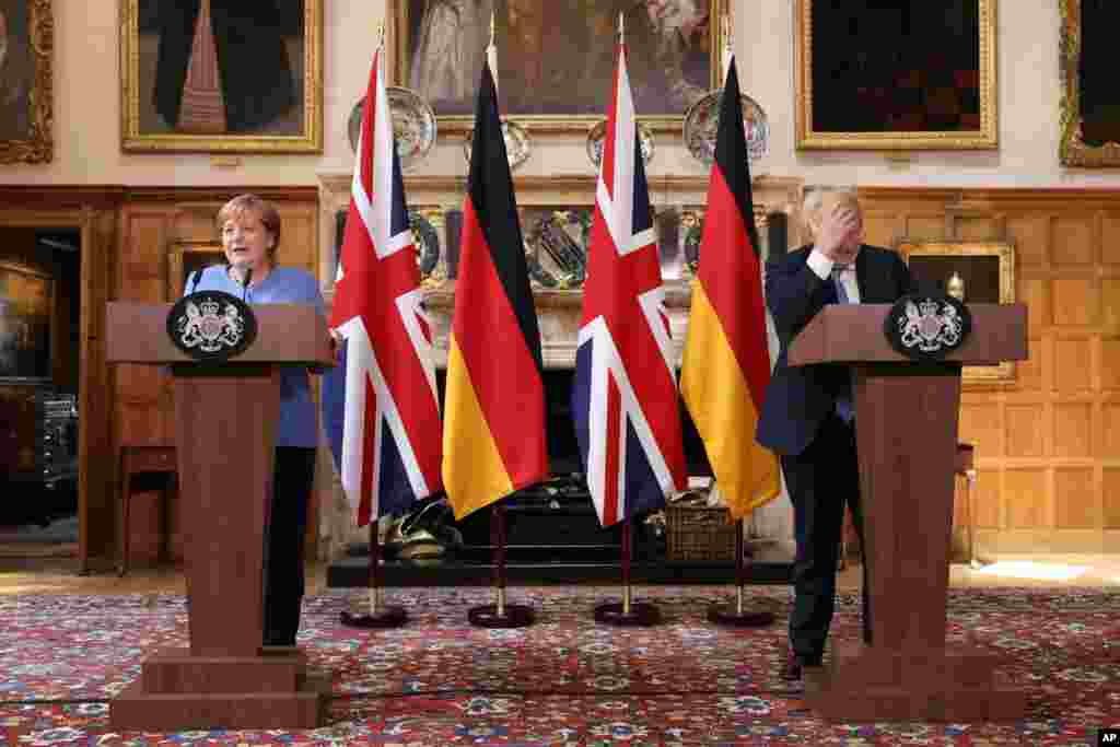 보리스 존슨 영국 총리와 앙겔라 메르켈 독일 총리가 버킹엄셔에서 공동 기자회견을 했다. 