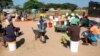 FILE - Omama labantwana badinga amanzi.