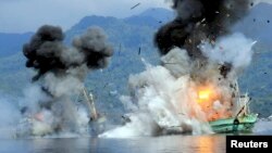 Pemerintah Indonesia mengancurkan kapal pencuri ikan di perairan Ambon, Maluku Desember lalu (foto: dok). RI-Thailand sepakat bekerjasama mengatasi pencurian ikan. 