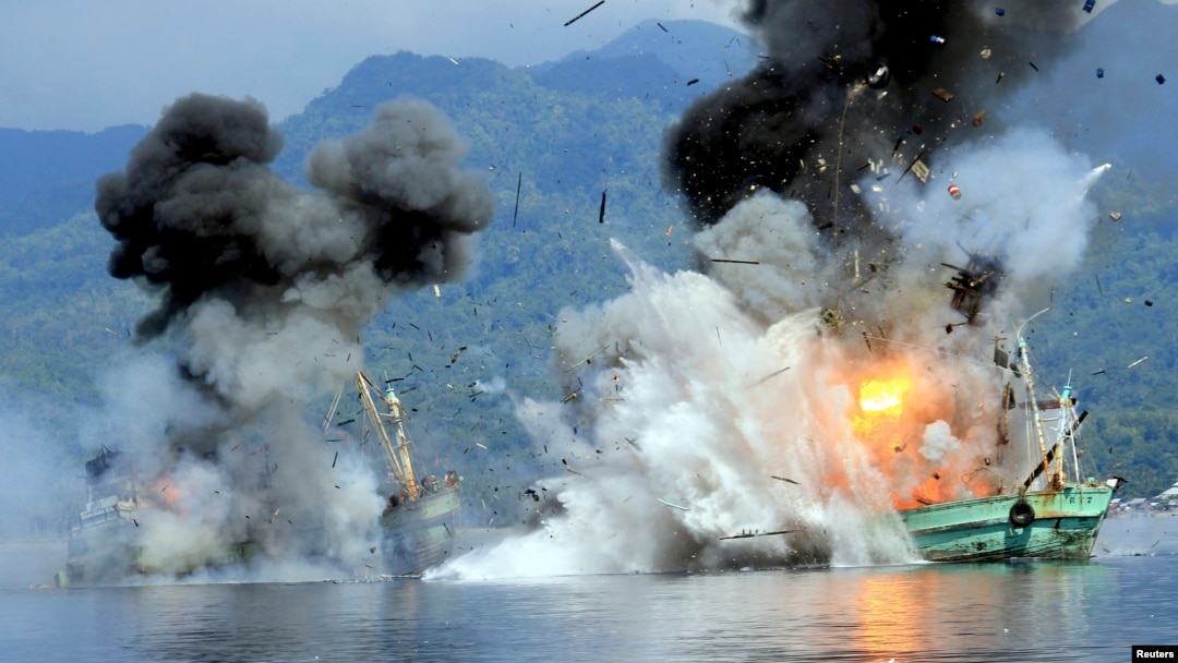 Indonesia meledakkan kapal penangkap ikan ilegal di Ambon, Maluku 21 Desember 2014 (foto: dok). 