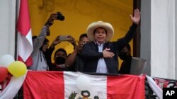 El candidato presidencial Pedro Castillo saluda a los partidarios que celebran los resultados electorales parciales que lo muestran liderando a Keiko Fujimori, en la sede de su campaña en Lima, Perú, el lunes 7 de junio de 2021.