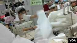 东莞广达塑胶制品厂的工人正在美国美泰玩具赶工