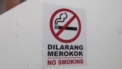 Malaysian eateries are required to display no-smoking signs. (Dave Grunebaum/VOA)