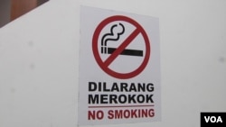 Malaysian eateries are required to display no-smoking signs. (Dave Grunebaum/VOA)