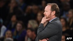 Le coach des Milwaukee Bucks Mike Budenholzer lors d'un match contre les Charlotte Hornets, à Paris, France le janvier 24, 2020. 