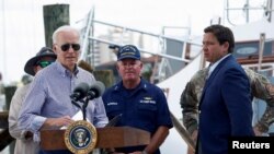 Rais wa Marekani Joe Biden akizungumza kuhusu uharibifu uliosababishwa na kimbunga Ian na juhudi za kutoa misaada alipotembelea Fisherman's Wharf akijumuika na mkewe Jill Biden, Gavana wa Florida Ron DeSantis na mkewe huko Fort Myers Beach, Florida. Oktoba 5, 2022. REUTERS.
