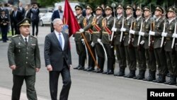 James Mattis, Umushikiranganji wa kwivuna abansi wa Amerika (i buryo), ari kumwe na mugenzi we wa Ukraine Stepan Poltorak (i bubamfu).